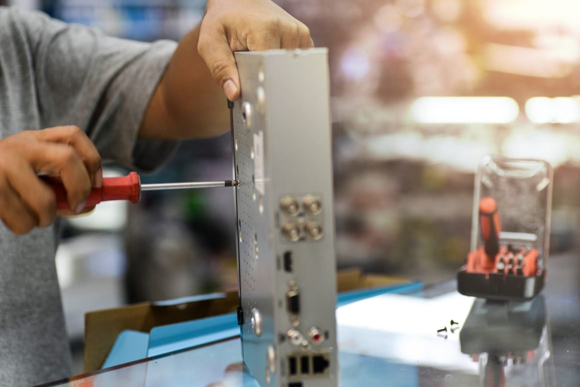 Repair of Digital video recorder. DVR. Selective focus. Reparación y reciclaje de cámaras de video-vigilancia